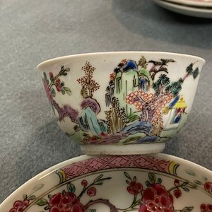 Une paire de tasses et soucoupes en porcelaine de Chine famille rose à décor d'un paysage, Yongzheng — photo 16