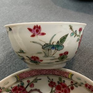 Une paire de tasses et soucoupes en porcelaine de Chine famille rose à décor d'un paysage, Yongzheng — photo 17