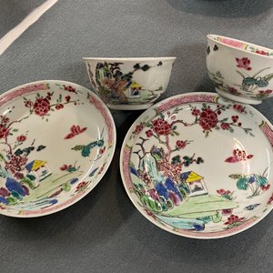 Une paire de tasses et soucoupes en porcelaine de Chine famille rose à décor d'un paysage, Yongzheng — photo 18