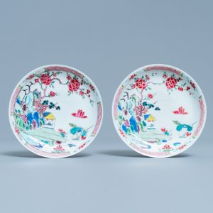 Une paire de tasses et soucoupes en porcelaine de Chine famille rose à décor d'un paysage, Yongzheng — photo 2