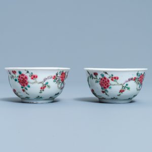 Une paire de tasses et soucoupes en porcelaine de Chine famille rose à décor d'un paysage, Yongzheng — photo 6