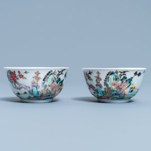 Une paire de tasses et soucoupes en porcelaine de Chine famille rose à décor d'un paysage, Yongzheng — photo 7