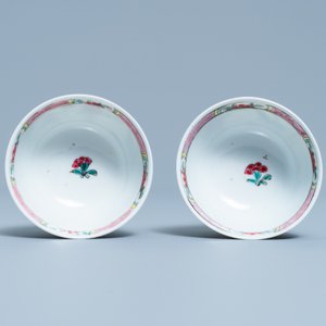 Une paire de tasses et soucoupes en porcelaine de Chine famille rose à décor d'un paysage, Yongzheng — photo 8