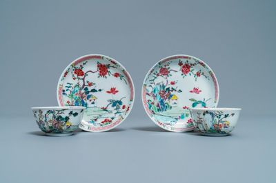 Une paire de tasses et soucoupes en porcelaine de Chine famille rose à décor d'un paysage, Yongzheng