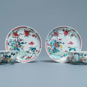 Une paire de tasses et soucoupes en porcelaine de Chine famille rose à décor d'un paysage, Yongzheng — photo 1