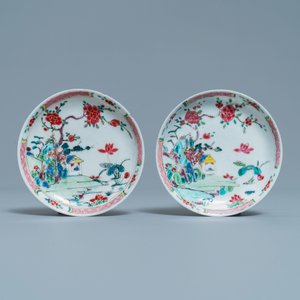 Une paire de tasses et soucoupes en porcelaine de Chine famille rose à décor d'un paysage, Yongzheng — photo 2