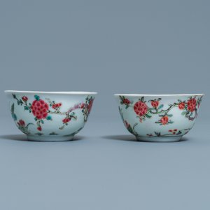 Une paire de tasses et soucoupes en porcelaine de Chine famille rose à décor d'un paysage, Yongzheng — photo 6