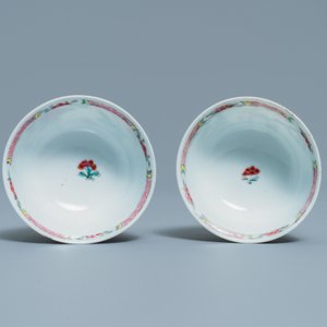 Une paire de tasses et soucoupes en porcelaine de Chine famille rose à décor d'un paysage, Yongzheng — photo 8