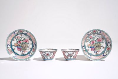 Une paire de tasses et soucoupes en porcelaine de Chine famille rose à décor d'un chat et paniers fleuris, Yongzheng
