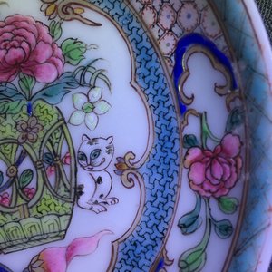 Une paire de tasses et soucoupes en porcelaine de Chine famille rose à décor d'un chat et paniers fleuris, Yongzheng — photo 13