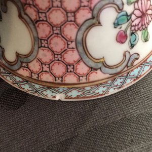 Une paire de tasses et soucoupes en porcelaine de Chine famille rose à décor d'un chat et paniers fleuris, Yongzheng — photo 14