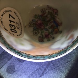 Une paire de tasses et soucoupes en porcelaine de Chine famille rose à décor d'un chat et paniers fleuris, Yongzheng — photo 17