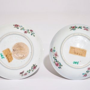 Une paire de tasses et soucoupes en porcelaine de Chine famille rose à décor d'un chat et paniers fleuris, Yongzheng — photo 3