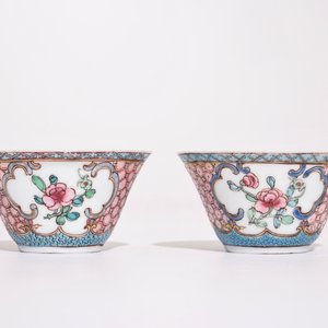 Une paire de tasses et soucoupes en porcelaine de Chine famille rose à décor d'un chat et paniers fleuris, Yongzheng — photo 4