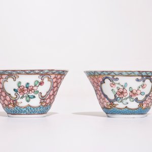 Une paire de tasses et soucoupes en porcelaine de Chine famille rose à décor d'un chat et paniers fleuris, Yongzheng — photo 6