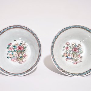 Une paire de tasses et soucoupes en porcelaine de Chine famille rose à décor d'un chat et paniers fleuris, Yongzheng — photo 7