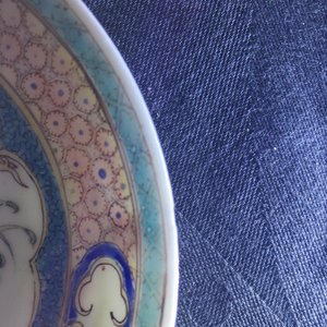 Une paire de tasses et soucoupes en porcelaine de Chine famille rose à décor d'un chat et paniers fleuris, Yongzheng — photo 9