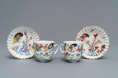 Une paire de tasses et soucoupes en porcelaine de Chine famille rose à décor en relief, Yongzheng