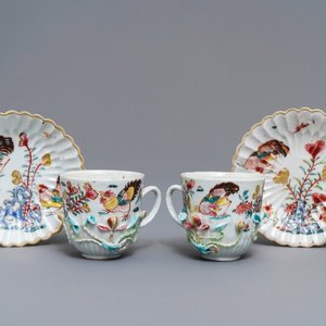Une paire de tasses et soucoupes en porcelaine de Chine famille rose à décor en relief, Yongzheng — photo 1