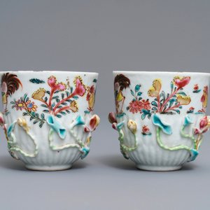 Une paire de tasses et soucoupes en porcelaine de Chine famille rose à décor en relief, Yongzheng — photo 5