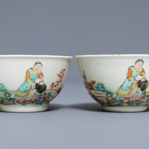Une paire de tasses et soucoupes en porcelaine de Chine famille rose à décor européen, Qianlong — photo 5