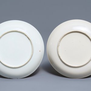 Une paire de tasses et soucoupes en porcelaine de Chine famille rose à décor européen, Qianlong — photo 3
