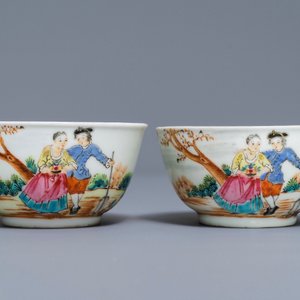 Une paire de tasses et soucoupes en porcelaine de Chine famille rose à décor européen, Qianlong — photo 4