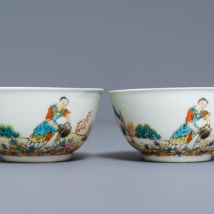 Une paire de tasses et soucoupes en porcelaine de Chine famille rose à décor européen, Qianlong — photo 5