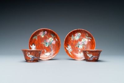 Une paire de tasses et soucoupes en porcelaine de Chine famille rose à décor faux-bois, Yongzheng/Qianlong