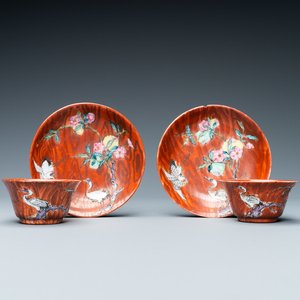 Une paire de tasses et soucoupes en porcelaine de Chine famille rose à décor faux-bois, Yongzheng/Qianlong — photo 1