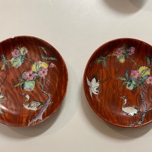 Une paire de tasses et soucoupes en porcelaine de Chine famille rose à décor faux-bois, Yongzheng/Qianlong — photo 11