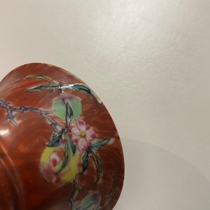 Une paire de tasses et soucoupes en porcelaine de Chine famille rose à décor faux-bois, Yongzheng/Qianlong — photo 13