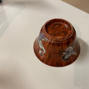 Une paire de tasses et soucoupes en porcelaine de Chine famille rose à décor faux-bois, Yongzheng/Qianlong — photo 16
