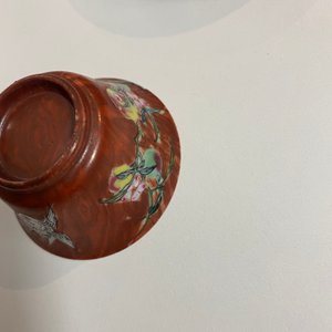 Une paire de tasses et soucoupes en porcelaine de Chine famille rose à décor faux-bois, Yongzheng/Qianlong — photo 18