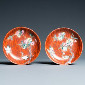 Une paire de tasses et soucoupes en porcelaine de Chine famille rose à décor faux-bois, Yongzheng/Qianlong — photo 2