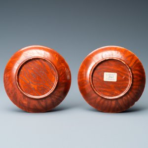 Une paire de tasses et soucoupes en porcelaine de Chine famille rose à décor faux-bois, Yongzheng/Qianlong — photo 3