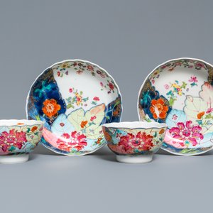 Une paire de tasses et soucoupes en porcelaine de Chine famille rose à décor 'Feuille de tabac', Qianlong — photo 1