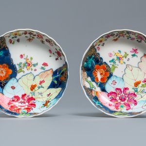 Une paire de tasses et soucoupes en porcelaine de Chine famille rose à décor 'Feuille de tabac', Qianlong — photo 2