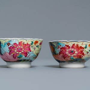 Une paire de tasses et soucoupes en porcelaine de Chine famille rose à décor 'Feuille de tabac', Qianlong — photo 4