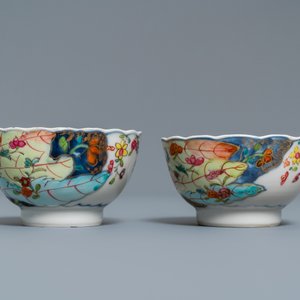 Une paire de tasses et soucoupes en porcelaine de Chine famille rose à décor 'Feuille de tabac', Qianlong — photo 5