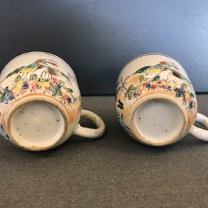 Une paire de tasses et soucoupes en porcelaine de Chine famille rose à sujet européen, Qianlong — photo 17