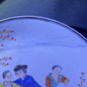 Une paire de tasses et soucoupes en porcelaine de Chine famille rose à sujet européen, Qianlong — photo 18