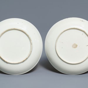 Une paire de tasses et soucoupes en porcelaine de Chine famille rose à sujet européen, Qianlong — photo 4