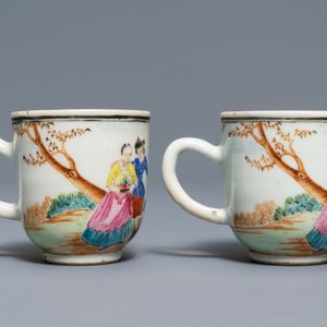 Une paire de tasses et soucoupes en porcelaine de Chine famille rose à sujet européen, Qianlong — photo 7