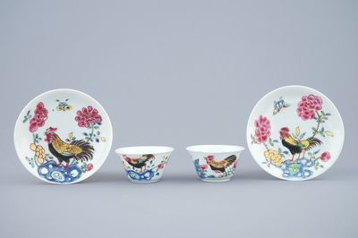 Une paire de tasses et soucoupes en porcelaine de Chine famille rose aux coqs, Yongzheng, 1723-1735