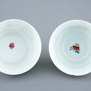 Une paire de tasses et soucoupes en porcelaine de Chine famille rose aux coqs, Yongzheng, 1723-1735 — photo 4