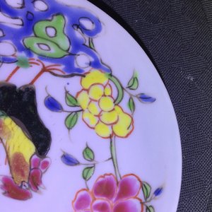 Une paire de tasses et soucoupes en porcelaine de Chine famille rose aux coqs, Yongzheng, 1723-1735 — photo 8