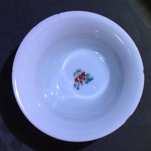 Une paire de tasses et soucoupes en porcelaine de Chine famille rose aux coqs, Yongzheng, 1723-1735 — photo 10