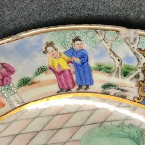 Une paire de tasses et soucoupes en porcelaine de Chine famille rose de Canton, datées 1831 — photo 23