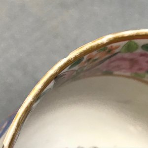 Une paire de tasses et soucoupes en porcelaine de Chine famille rose de Canton, datées 1831 — photo 34